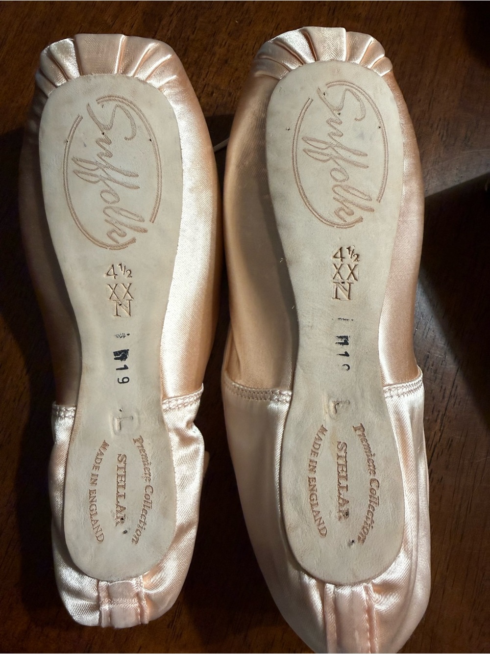 NIB Suffolk Stellar Pointe Shoes 4.5 2XN Light